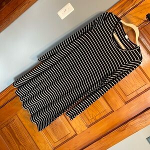 Very comfortable light weight stripped long sleeve gap dress in black and white.